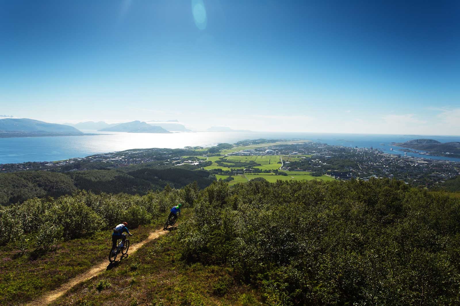 Stien «Hold Brillan» som er beskrevet, går litt til venstre for denne på bildet. Andreas og Martin Klette setter fart mot Bodø sentrum. / Stisykling i Norge.