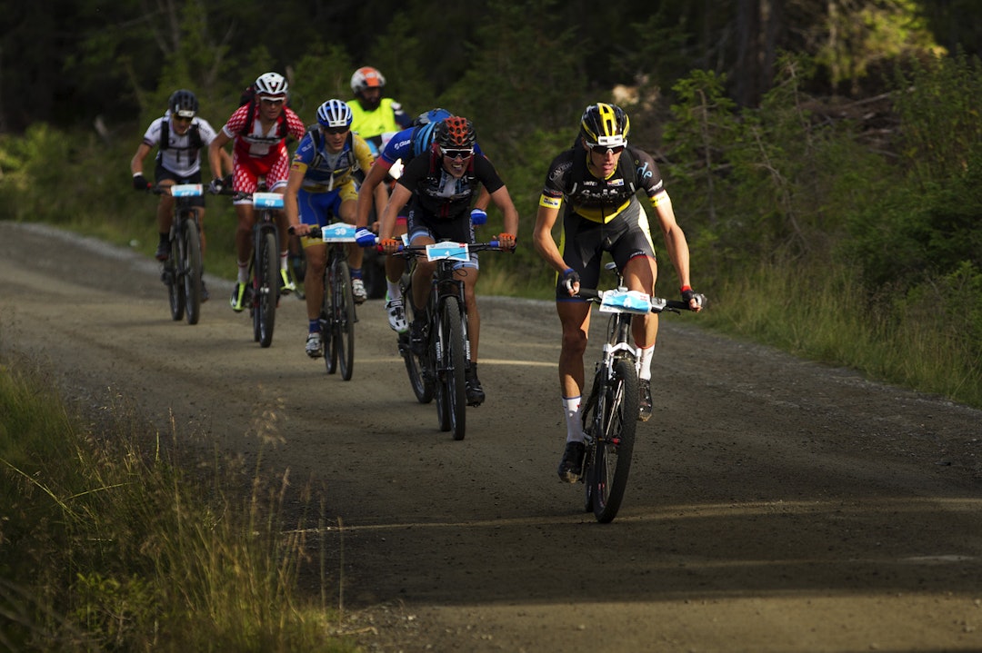 LITA LUKE: Løvik fikk noen meter, men et seiershungrig felt med Carl Fredrik Hagen i tet hang på som klegger. Foto: Kristoffer H. Kippernes _KHK8099
