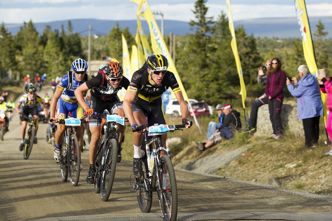 SISTE TOPP: Over Storåsen begynte man å ane konturene av utøverne på pallen. Løvik tauet i front, med Hagen og Fløtten på hjul. Bak jaget Søren Nissen. Foto: Kristoffer H. Kippernes _KHK8222