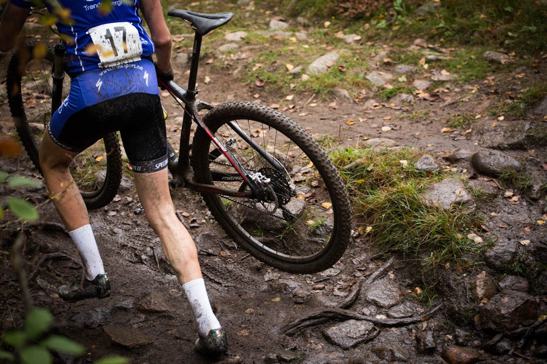 TRØBBEL: Flere måtte ta beina fatt etter møte med røtter og stein i Østmarka. Her er det Henrik Sæter som sliter ut sykkelskoene. (foto: Snorre Veggan) norgescup-5919a