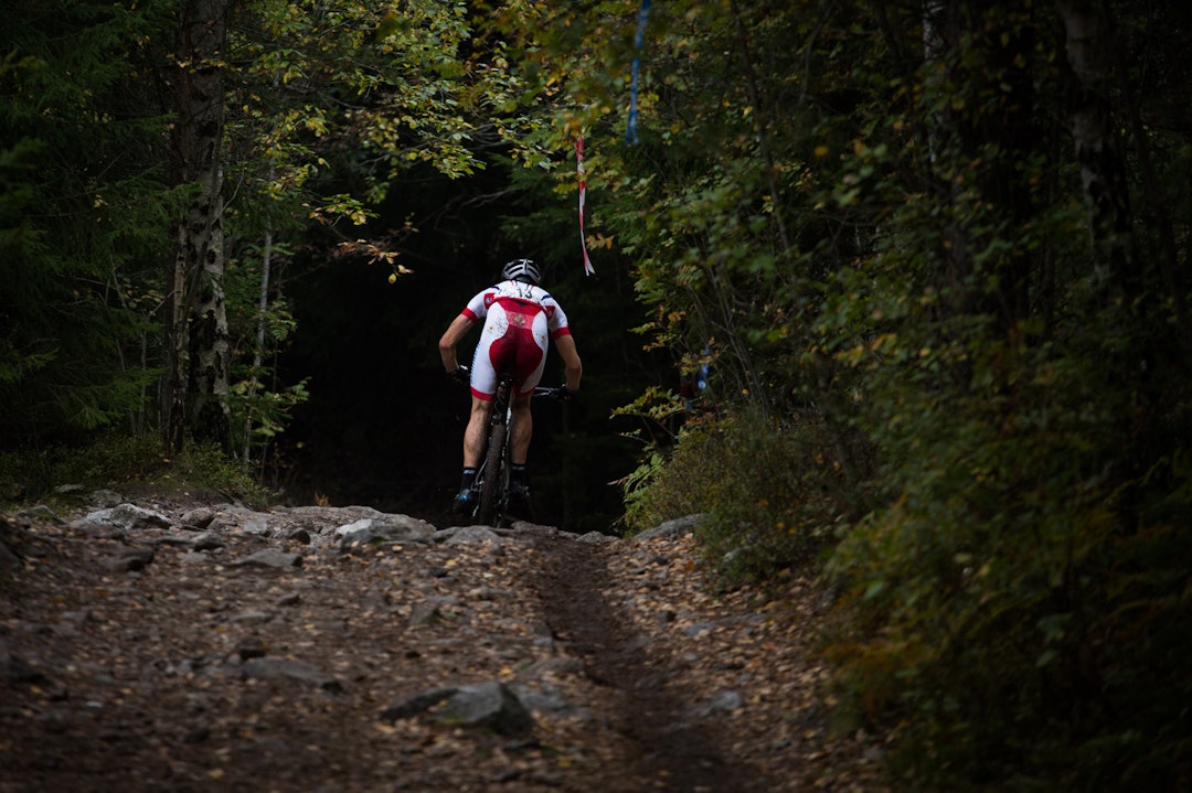 INN I MØRKET: Lyset varierte gjennom løypa. Her sikter Henrik Lunder Aalrust mot et av de mørke partiene. (foto: Snorre Veggan) norgescup-6125a