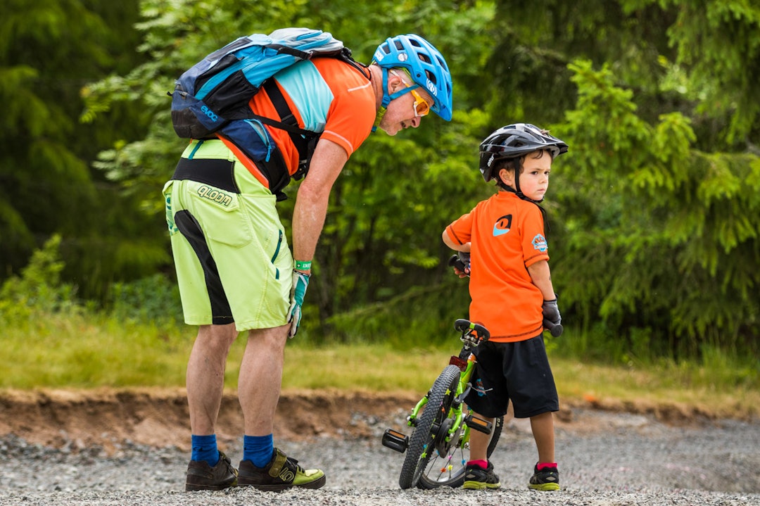 STØRST ALDERSFORSKJELL? Utflukt er definitivt for alle, her representert ved en 70-åring og en fireåring. (foto: Snorre Veggan) utflukt2016-0388a