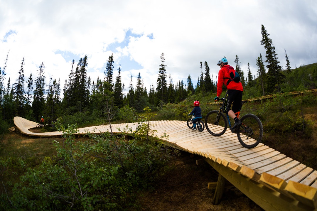 YNGRE: Men fireåringen var ikke den yngste i løypa. Her er en treåring på vei ned Magic Moose. (foto: Snorre Veggan) utflukt2016-7391a