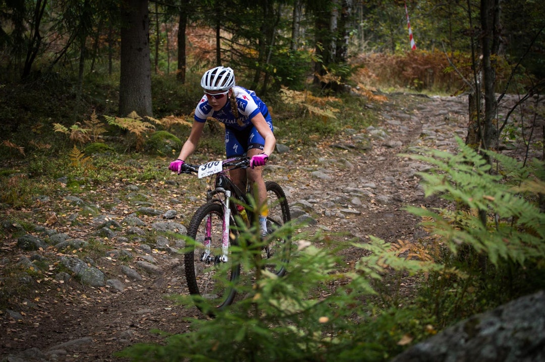 TVK: Lisa Sæterbø holder linjen ned mot vannverket på Skullerud. I mål var hun nummer tre i juniorklassen. (foto: Snorre Veggan) norgescup-6130a