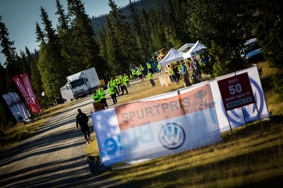FORBEREDELSE: Dermed fikk funksjonærene på matstasjonene god tid til å forberede seg. (foto: Snorre Veggan) birken2015-0812a
