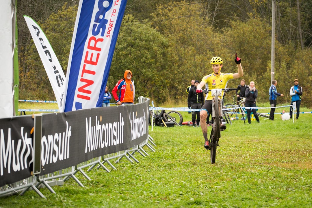 WHEELIE:Ola Kjøren feirer seier i Skullerudrittet og i Norgescupen sammenlagt. (foto: Snorre Veggan) norgescup-6205a