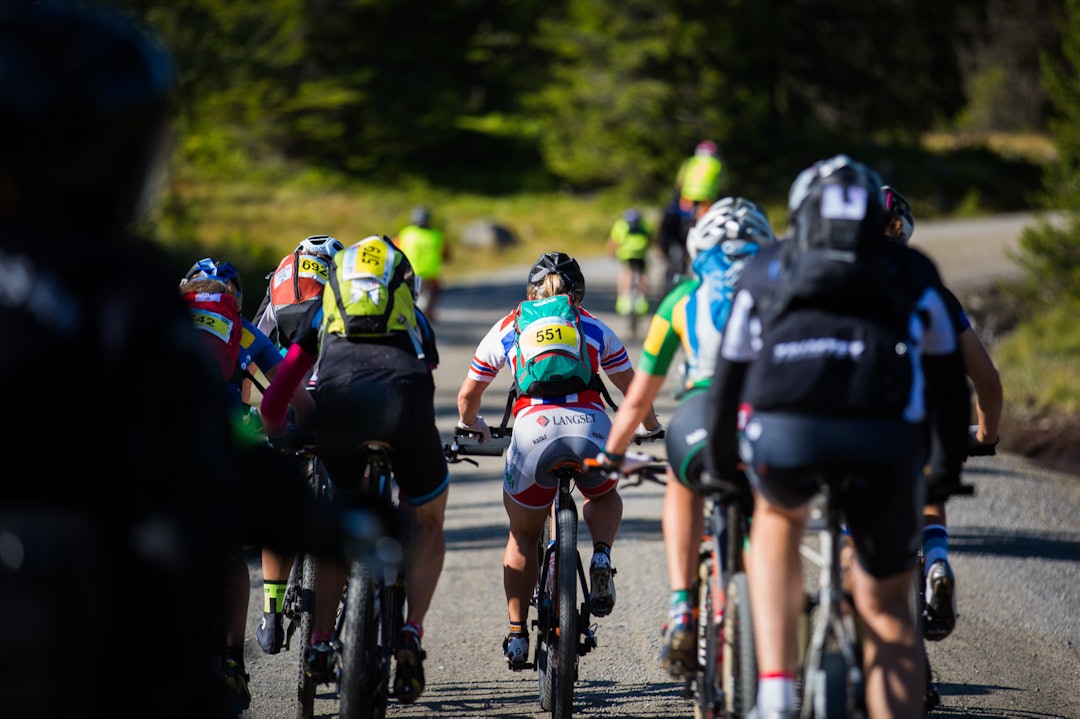 TETT: Damene måtte passere mange herreryttere på sin vei over fjellet. (foto: Snorre Veggan) birken2015-1005a