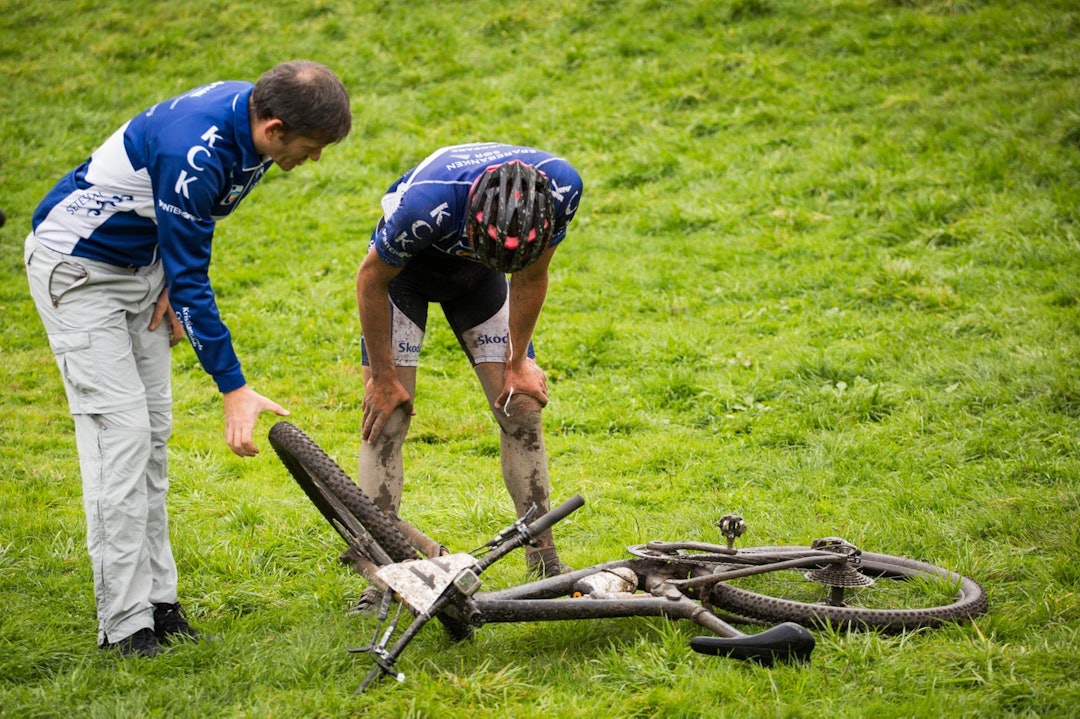 MØKKASYKKEL: Adrian Hilde syklet inn til sjetteplass i herrer senior, men kastet sykkelen avgårde i sinne etter målgang. (foto: Snorre Veggan) norgescup-6279a