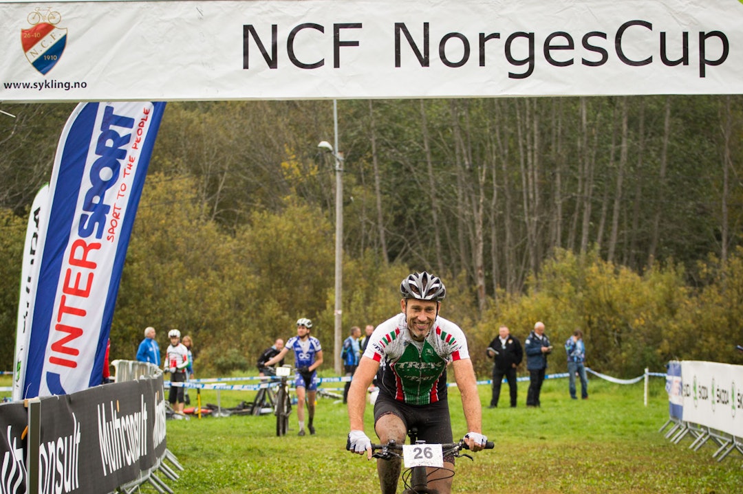 FORNØYD: Da var nok veteranen Tom Larsen mer fornøyd. Frøyrytteren som kjenner nesten hver stein i Østmarka syklet inn til en overraskende tredjeplass i menn senior. (foto: Snorre Veggan) norgescup-6257a