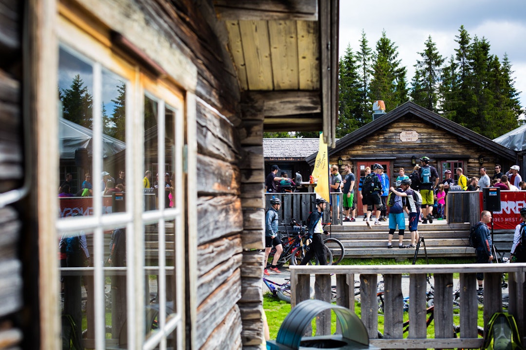 PØLSELUNSJ: På pølselunsjen lørdag var det stor oppslutning og hett i sola. (foto: Snorre Veggan) utflukt2016-7583a