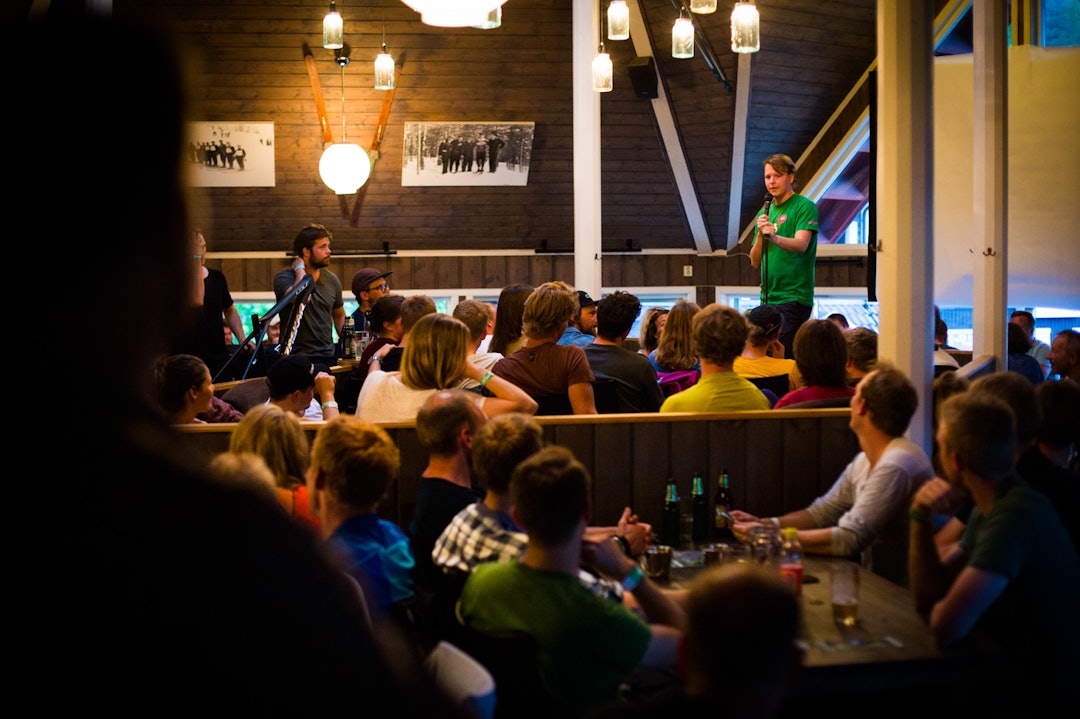 GOD STEMNING: Et annet sted det var god stemning var på Skipuben, der det var standup fredag. (foto: Snorre Veggan) utflukt2016-7121a