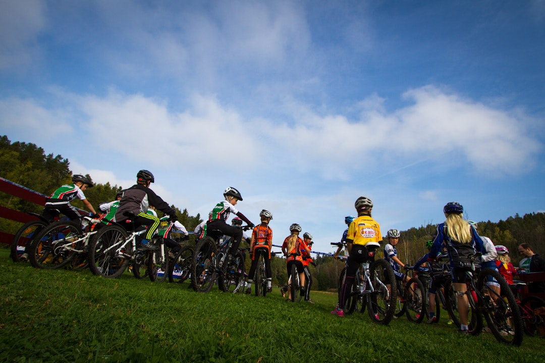 TID FOR DE YNGSTE: Etter at de eldste rytterne hadde gjort opp om Norgescuppoengene var det de kommende stjernenes tur til å teste krefter og teknikk. (foto: Snorre Veggan) norgescup-8899a