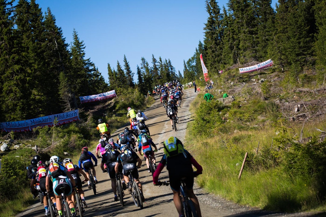 LANG: Rosinbakken er lang og folkefylt. Ihvertfall da elitedamene kom dit. Det ble mye roping og skriking til mennene som ikke flyttet seg da feltet kom. (foto: Snorre Veggan) birken2015-1109a