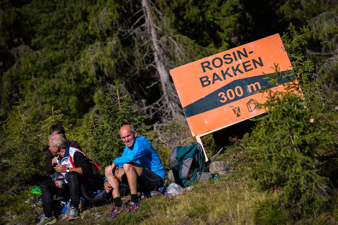 BERØMT: Mange hadde funnet seg en plass i sola i den berømte og sagnomsuste bakken. (foto: Snorre Veggan) birken2015-1115a