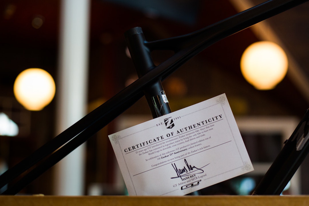 FET PREMIE: Nerdequizpremie, signert av Hans Rey. (foto: Snorre Veggan) utflukt2016-7705a