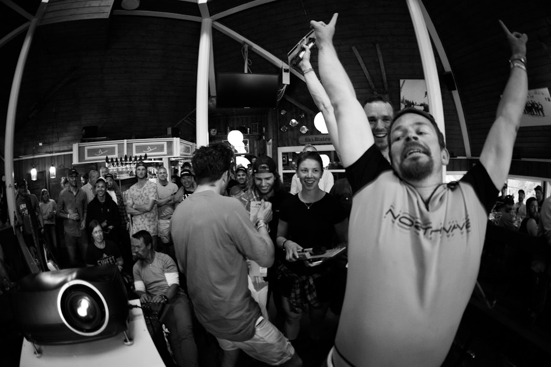 JUBEL: Og så glad blir man når laget vinner nerdequizen. (foto: Snorre Veggan) utflukt2016-7723a