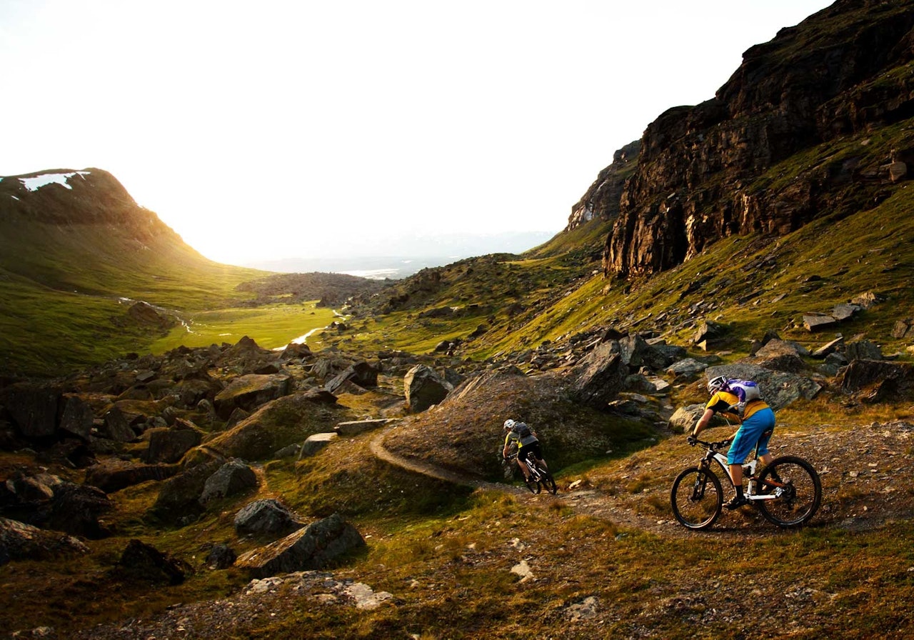 Per-Eivind Syvertsen jobber for å henge på lokallkjente Sture Pettersen ned til E10 fra Trollsjøen. / Stisykling i Norge. Per-Eivind Syvertsen jobber for å henge på lokallkjente Sture Pettersen ned til E10 fra Trollsjøen. / Stisykling i Norge.