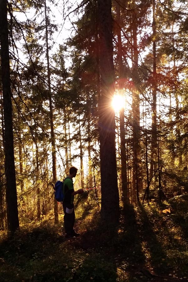 #enduropreparations: Svenn Fjeldheim henger opp merkebånd til konkurransen. 2014-09-18 18.08.08