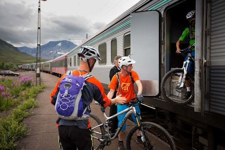 Rallarvegen ned mot Rombaksbotn går langs jernbanen som frakter malm fra Kiruna til Narvik. Er du heldig kan du få skyss av RIB inn til Sildvik sommerstid. / Stisykling i Norge.