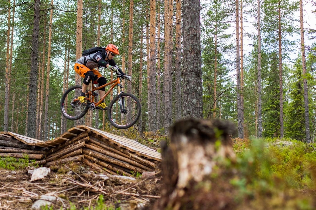 MUSTASJEHOPP: Mange tok dette hinderet på direkten, men ikke på langt nær alle. (foto: Snorre Veggan) utflukt2016-8205a