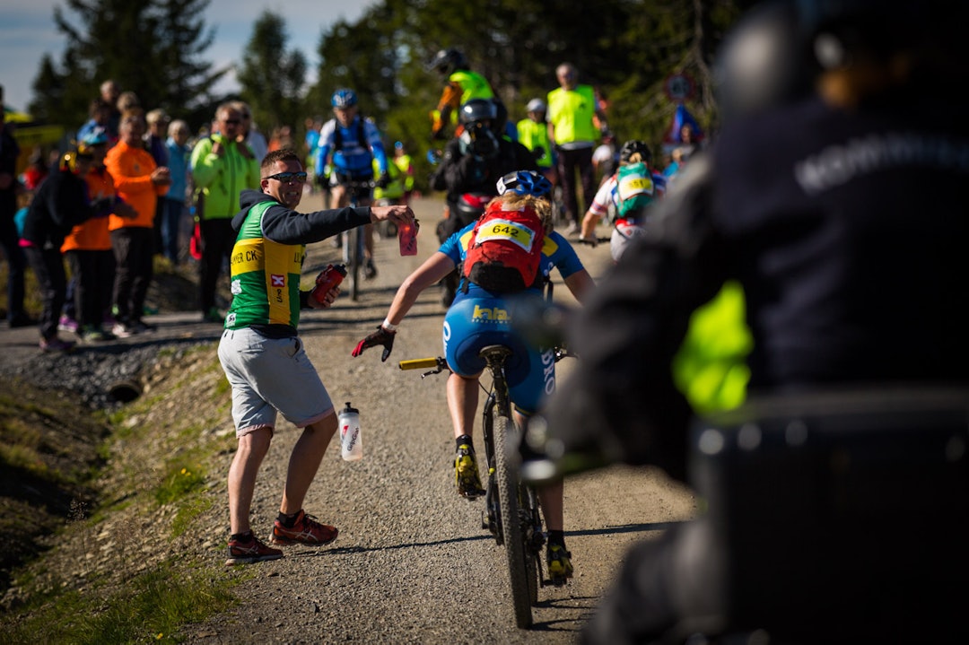 LANGING: Svenske Jenny Stenerhag utnyttet den siste oppoverbakken før Elgåsen til å få langing. (foto: Snorre Veggan) birken2015-1241a