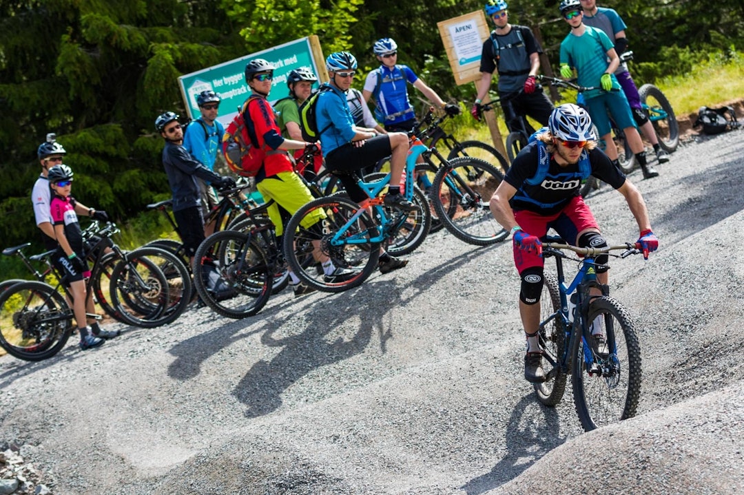 PUMPTRACK: Banen ble åpnet til Utflukt og den ble flittig benyttet til både kurs og lek blant mange av de yngre. (foto: Snorre Veggan) utflukt2016-0287a