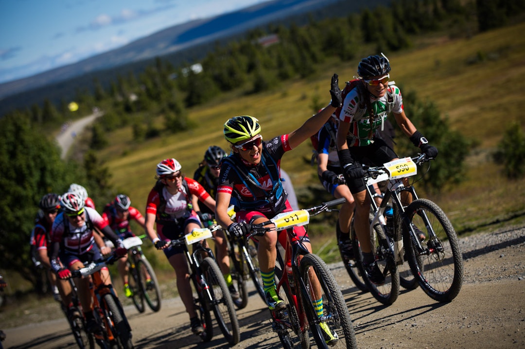IKKE UTSLITT: Linda-Kristine Bjerke hadde krefter til et vink til kjente langs løypa. Ved siden av tråkker Liv-Janne Øvrebust på. (foto: Snorre Veggan) birken2015-1278a