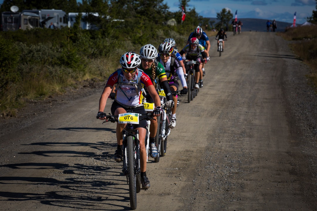 LANG REKKE: Inger Røste Westby tauer på ryttere på vei mot Storåsen. (foto: Snorre Veggan) birken2015-1347a
