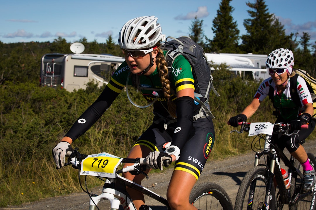 BOBILER: Flere hadde rigget til bobiler langs løypa. Her passerer Mari Bergendahl en samling av dem. (foto: Snorre Veggan) birken2015-1330a