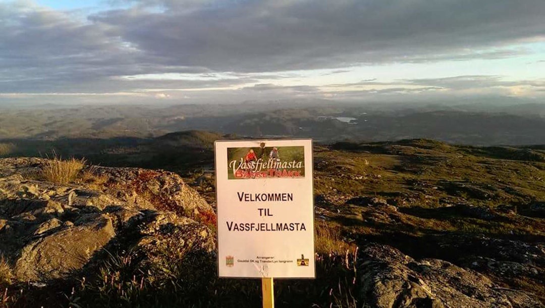 Utsikten på Vassfjellmasta er lønn for strevet etter 8 seige kilometer. I år frister arrangøren også med spurtpris og aktive klasser. Foto: arrangøren Vassfjellmasta bakketråkk 1400x788