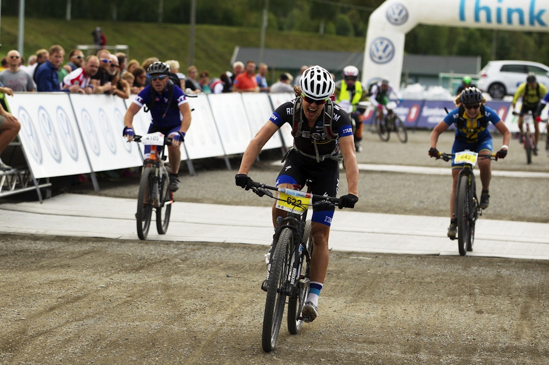 SVEITSISK: Ariane Kleinhans var først ned på arenaen og beholdt ledelsen til mål. Jennie Stenerhag mente hun ble hindret av herreryttere i innspurten. (foto: Kristoffer H. Kippernes) _KHK7554