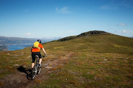 Grønnlibruna er en lett og fin topptur utenfor Tromsø. / Stisykling i Norge. Grønnlibruna er en lett og fin topptur utenfor Tromsø. / Stisykling i Norge.