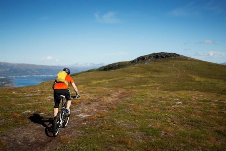 Grønnlibruna er en lett og fin topptur utenfor Tromsø. / Stisykling i Norge.