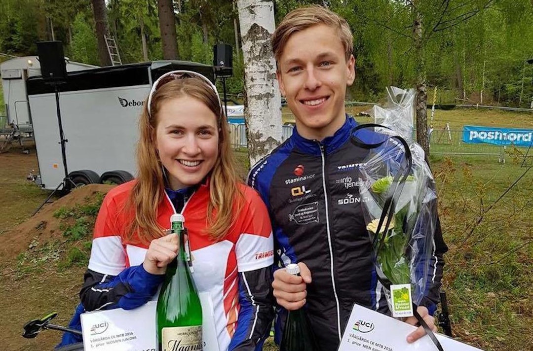 Thea Siggerud og Tobias Johannessen etter seier i tredje runde i den felles nordiske rundbanecupen i mai. Foto: Privat Thea Siggerud - Tobias H Johannessen Nordic MTB Vårgårda 2016 - Foto Privat 1400x924