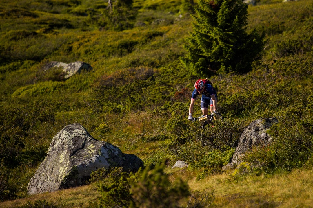 LEKENDE LETT: Ved Reinsfjellet hadde Ola Kjøren rundt tre minutters ledelse og danset lett og lekende forbi hindringene på stien. (foto: Snorre Veggan) ultrabirken-9839a