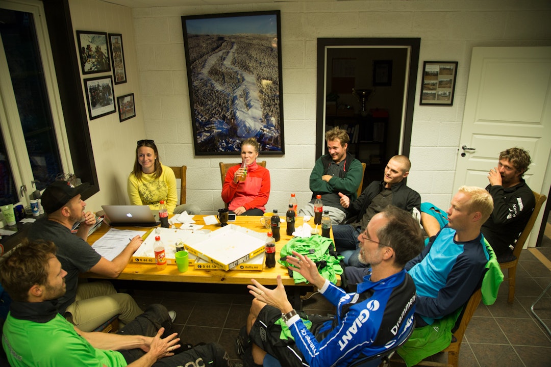 PLANLEGGINGSFASEN:Bak lukkede dører har arrangementskomiteen lagt planer for DrammEnduro (foto: Are Tallaksrud) ARE_8800-DrammEnduro-moete-heishuset-1440x-foto-TALLAK