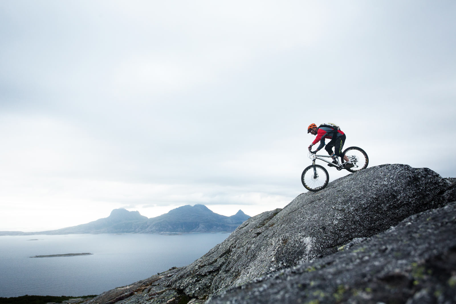 Andreas Klette sykler Framsia ned mot Bodø, med øyen Landegode i bakgrunnen. / Stisykling i Norge.