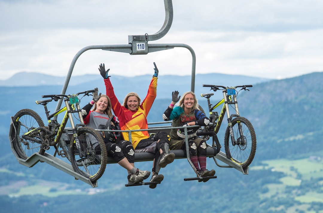 God stemning på jentecampen i Hafjell i fjor. Foto: IVRIG IVRIG Jentecamp July 2015 lift - Foto IVRIG 1400x924