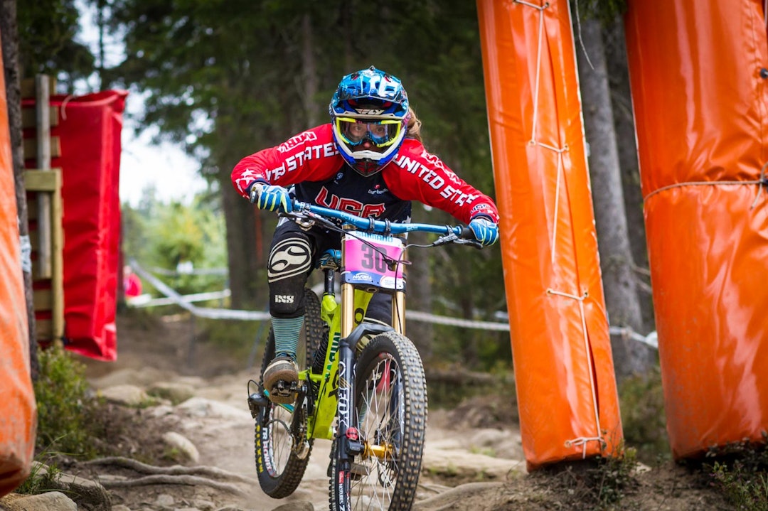 FLYR: Alison Zimmer hadde bra flyt her, men i resten av løypa gikk det ikke spesielt fort. Hun var godt over minuttet bak vinneren Carpenter i mål. (foto: Snorre Veggan) utforVM-7809a