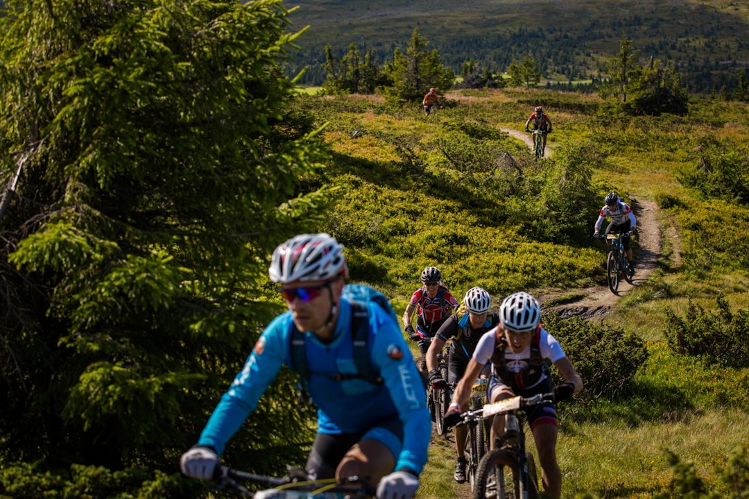 LEDERDUOEN: Med ca. 50 km igjen lå Sunniva Dring (hvit trøye) foran Tone K. Larsen (rød trøye). I mål var rekkefølgen motsatt. (foto: Snorre Veggan) ultrabirken-0349a