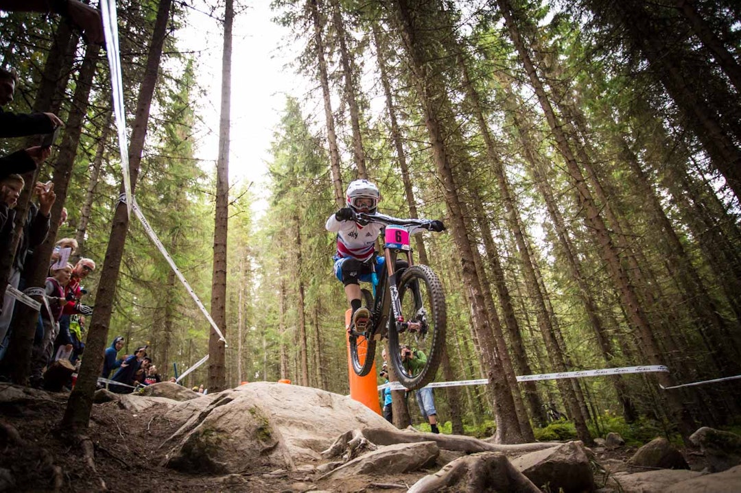 INTIMT: Publikum kom nærme rytterne i stort sett hele løypa. Her er det bronsevinner Tahnee Seagrave som drar på over en kul i Olympiaskogen. (foto: Snorre Veggan) utforVM-4341a