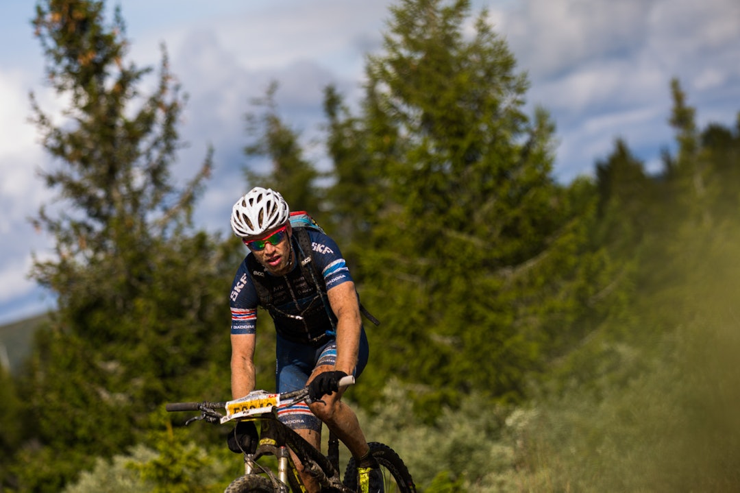 DEMPING: Ole Hem justerer dempegaffelen før han skal inn på stipartiet mellom Nordseter og Sjusjøen. (foto: Snorre Veggan) ultrabirken-0494a
