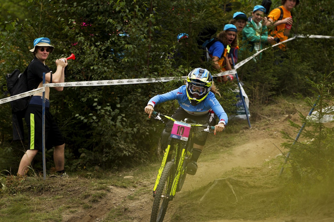 CANADIER: Casey Brown dundrer inn i det første skogspartiet. På første mellomtid hadde hun syvende beste tid, men feil underveis førte til at hun ble nummer 12. (foto: Kristoffer H. Kippernes) _KHK8820