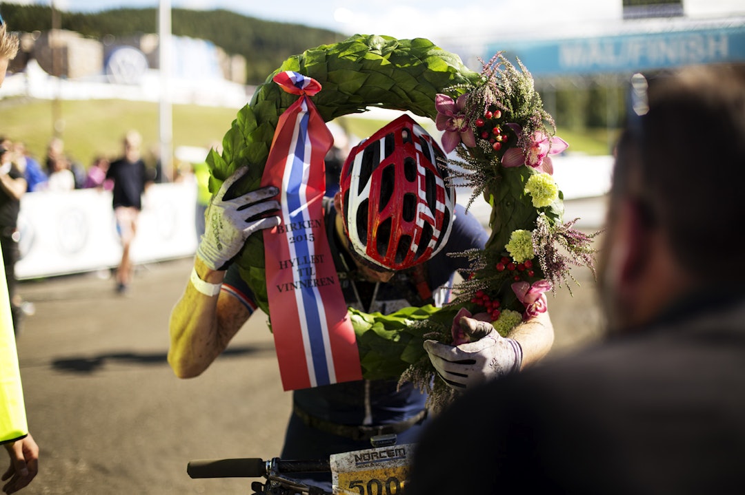 SEIERSKRANS: Ola Kjøren fikk sin velfortjente seierskrans ved målpassering. Hele 11 minutter var han foran Henrik H. Kippernes i mål. (foto: Kristoffer H. Kippernes) _C2A1893