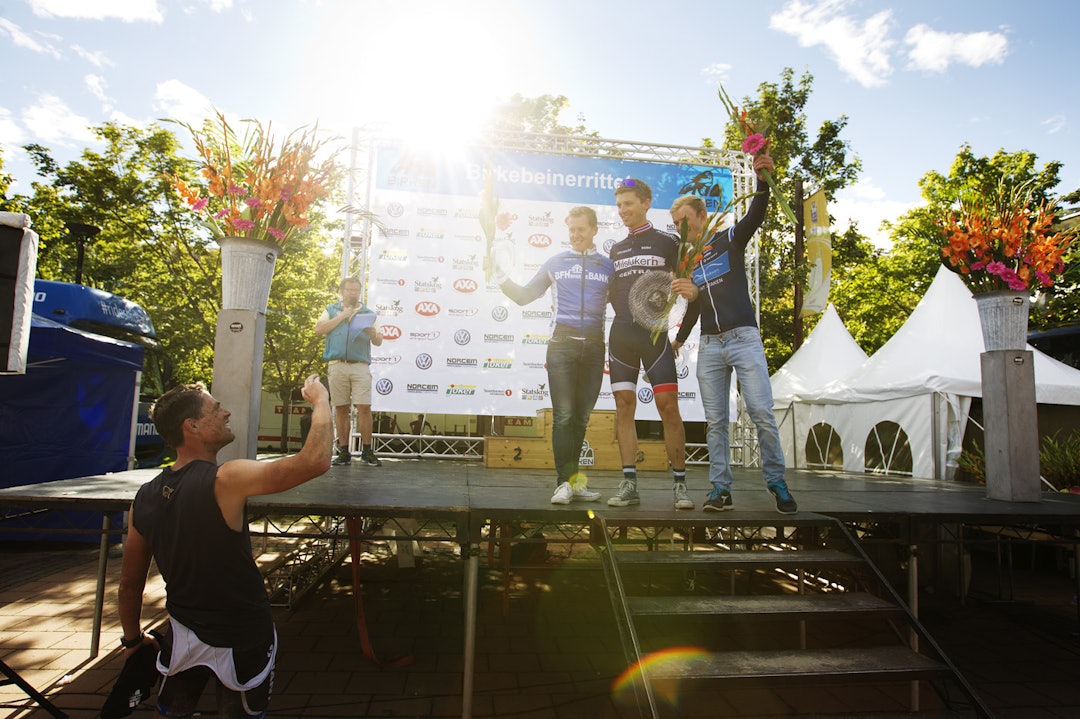 HERREPALLEN: Den gamle terrengsykkelmesteren Rune Høydahl foreviger seierstrioen i herreklassen i Ultrabirken. Henrik H. Kippernes (f.v.), Ola Kjøren og Ole Hem. (foto: Kristoffer H. Kippernes) _KHK7291