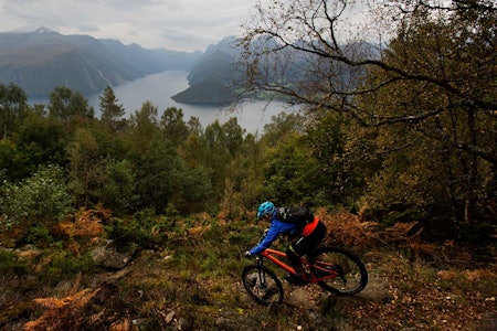 Ansokhornet er nabotoppen til Liahornet, og de to lar seg fint kombinere på én dag. / Stisykling i Norge.