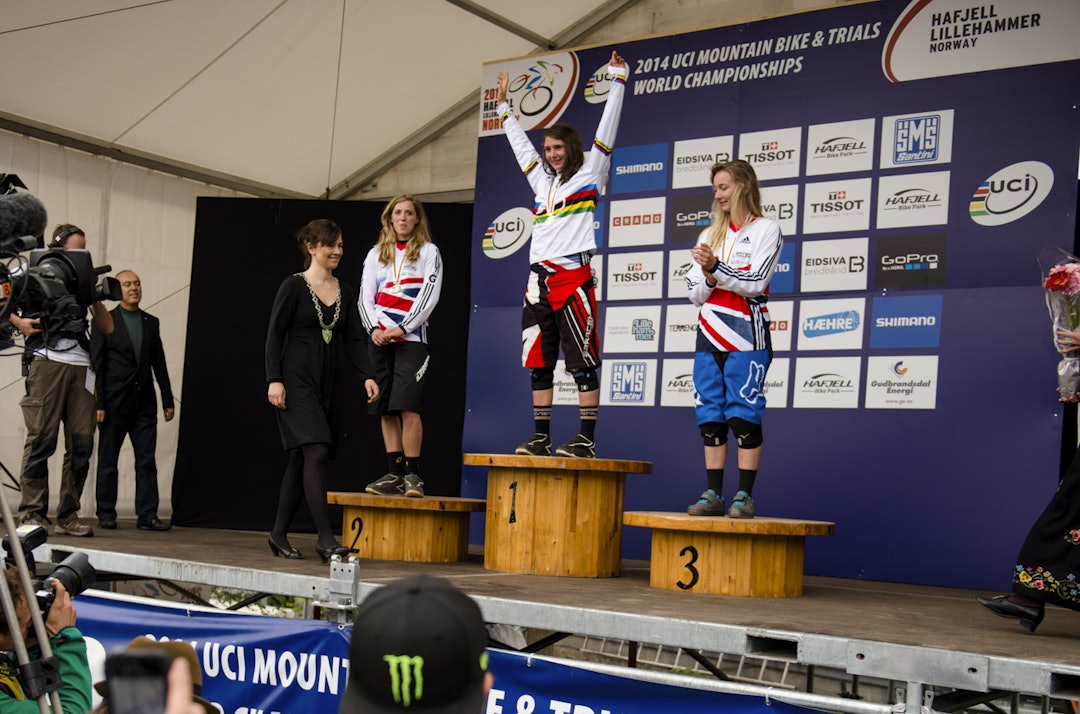 TRIPPEL: Manon Carpenter har nettopp fått gullmedaljen rundt halsen og regnbuetrøya som symbol på at hun er verdens beste utforsyklist i dameklassen. (foto: Martin I. Dalen) _MID4349