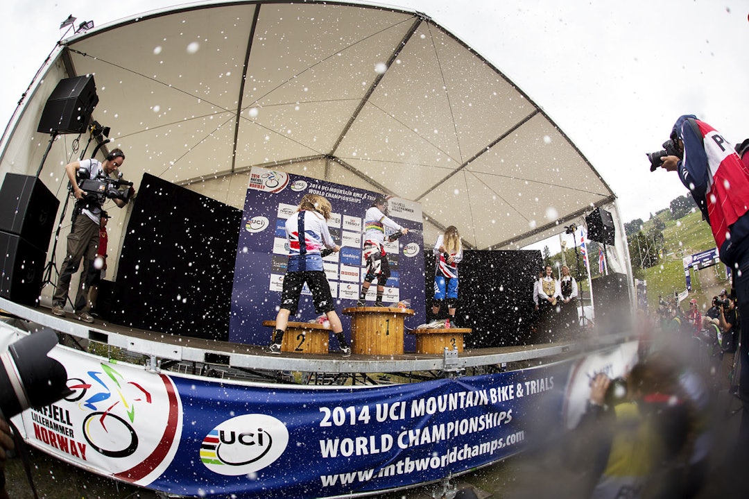 SJAMPISFEIRING: De tre britiske medaljørene visste hvordan VM-medaljer skulle feires. (foto: Kristoffer H. Kippernes) _IPP1660