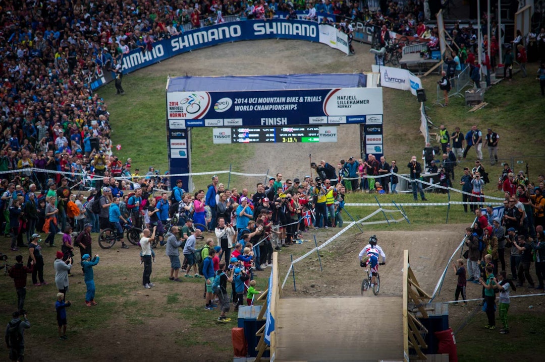 SHOWET: Josh Bryceland visste trolig at tiden var god, for han dro på ekstra på containerhoppet. Det endte med ankelbrudd. ratboyankle