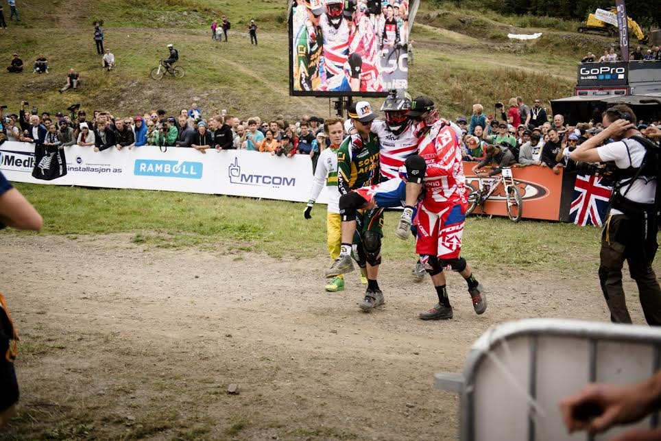 SKADET: Ratboy må feire sølvmedaljen fra sykesengen. Lagkameratene Greg Minnaar og Steve Peat hjelper ham. Foto: Martin I. Dalen MIDratloftes